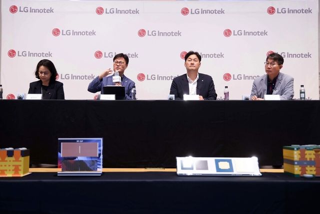LG이노텍 패키지솔루션 미디어 테크데이에서 임원진들이 기자들과 QnA 시간을 갖고 있다. LG이노텍