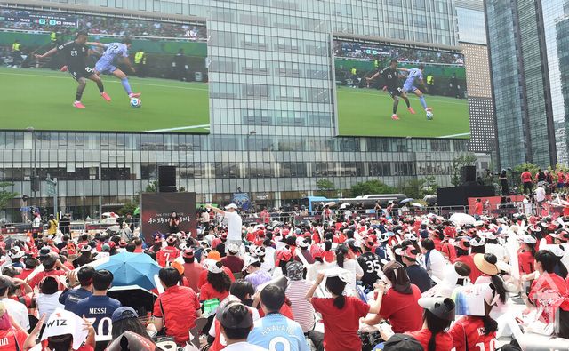 2026 FIFA 북중미 월드컵 대한민국 대 멕시코의 본선 두번째 경기가 열린 19일 오전, 서울 광화문광장에서 붉은악마와 시민들이 KT 광화문 사옥 빌딩 벽면에 설치된 초대형 미디어 파사드 스크린을 보며 열띤 거리 응원을 펼치고 있다./ 이호형 기자 leemario@sporbiz.co.kr 2026.06.19