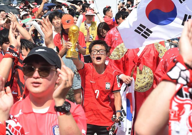 19일 오전 서울 광화문광장에서 한 시민이 모형 FIFA컵을 들고 대한민국 축구 국가대표팀의 멕시코 경기 선전을 기원하며 뜨거운 함성을 외치고 있다./ 이호형 기자 leemario@sporbiz.co.kr 2026.06.19