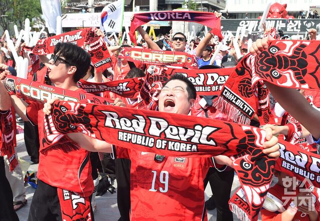 19일 오전 서울 광화문 광장을 가득 메운 시민들이 붉은 유니폼과 응원 도구를 착용한 채 대한민국 축구 국가대표팀의 멕시코 경기 선전을 기원하며 뜨거운 함성을 외치고 있다./ 이호형 기자 leemario@sporbiz.co.kr 2026.06.19