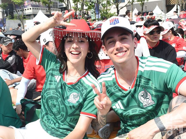 2026 FIFA 북중미 월드컵 대한민국 대 멕시코의 본선 두번째 경기가 열린 19일 오전, 서울 광화문광장에서 멕시코 응원단이 KT 광화문 사옥 빌딩 벽면에 설치된 초대형 미디어 파사드 스크린을 보며 열띤 거리 응원을 펼치고 있다./ 이호형 기자 leemario@sporbiz.co.kr 2026.06.19