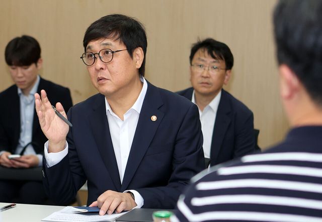 최휘영 문화체육관광부 장관이 19일 서울 송파구 올림픽공원 내 임시사무실에서 열린 '핸드볼경기장 입주 종목단체 추가 대책 회의'에서 발언하고 있다. /문화체육관광부 제공
