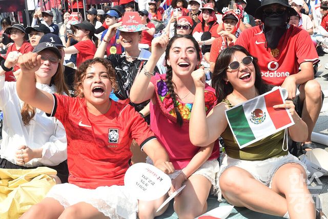 2026 FIFA 북중미 월드컵 대한민국 대 멕시코의 본선 두번째 경기가 열린 19일 오전, 서울 광화문광장에서 양국 유니폼을 입은 멕시코 응원단이 KT 광화문 사옥 빌딩 벽면에 설치된 초대형 미디어 파사드 스크린을 보며 열띤 거리 응원을 펼치고 있다./ 이호형 기자 leemario@sporbiz.co.kr 2026.06.19