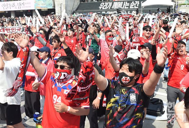 19일 오전 서울 광화문광장을 가득 메운 시민들이 붉은 유니폼과 응원 도구를 착용한 채 대한민국 축구 국가대표팀의 멕시코 경기 선전을 기원하며 뜨거운 함성을 외치고 있다./ 이호형 기자 leemario@sporbiz.co.kr 2026.06.19