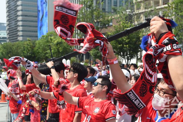 19일 오전 서울 광화문광장을 가득 메운 시민들이 붉은 유니폼과 응원 도구를 착용한 채 대한민국 축구 국가대표팀의 멕시코 경기 선전을 기원하며 뜨거운 함성을 외치고 있다./ 이호형 기자 leemario@sporbiz.co.kr 2026.06.19