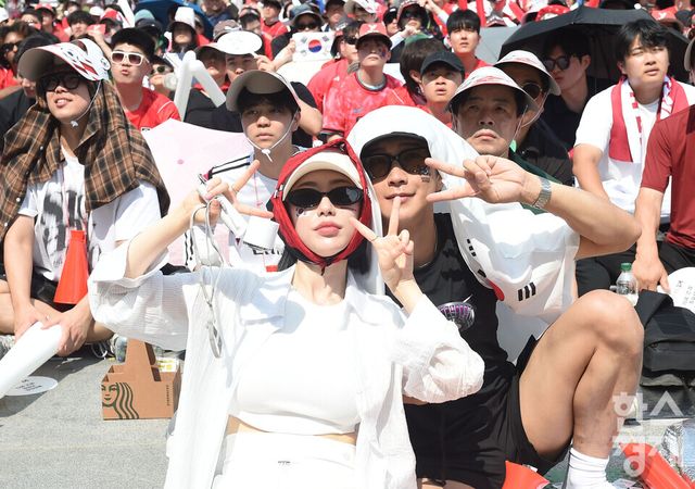19일 오전 서울 광화문광장에서 시민들이 무더위 속에 KT 사옥 메인 빌딩 벽면 전체를 활용한 초대형 미디어 파사드를 통해 북중미 월드컵 멕시코전을 실시간으로 시청하며 응원하고 있다./ 이호형 기자 leemario@sporbiz.co.kr 2026.06.19