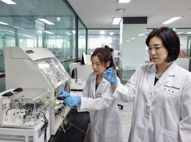 SK인텔릭스 화성캠퍼스 내 환경분석센터에서 연구원들이 실험에 몰두하고 있다./SK인텔릭스