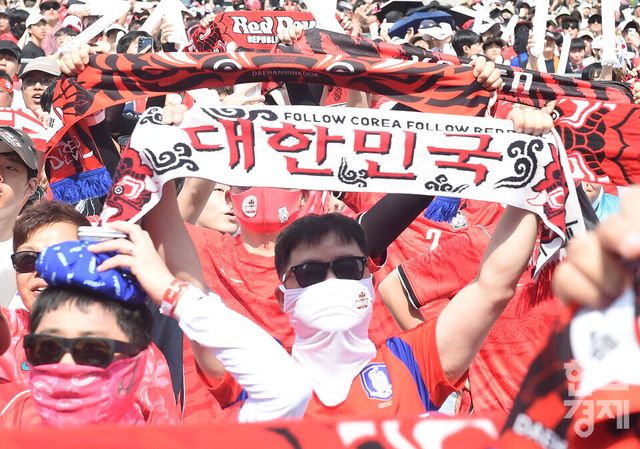 2026 FIFA 북중미 월드컵 대한민국 대 멕시코의 본선 두번째 경기가 열린 19일 오전, 서울 광화문광장에서 붉은악마와 시민들이 KT 광화문 사옥 빌딩 벽면에 설치된 초대형 미디어 파사드 스크린을 보며 열띤 거리 응원을 펼치고 있다./ 이호형 기자 leemario@sporbiz.co.kr 2026.06.19