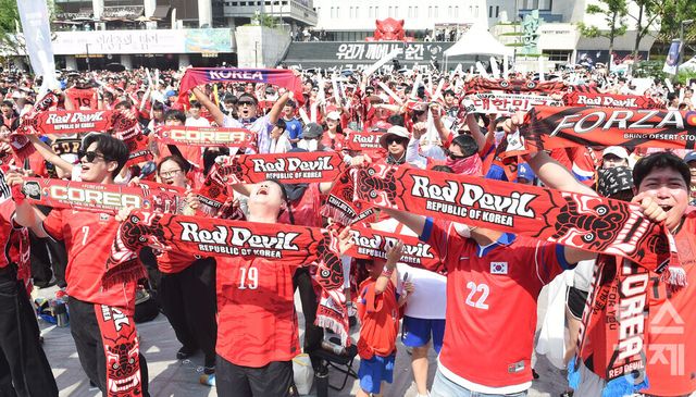 2026 FIFA 북중미 월드컵 대한민국 대 멕시코의 본선 두번째 경기가 열린 19일 오전, 서울 광화문광장에서 붉은악마와 시민들이 KT 광화문 사옥 빌딩 벽면에 설치된 초대형 미디어 파사드 스크린을 보며 열띤 거리 응원을 펼치고 있다./ 이호형 기자 leemario@sporbiz.co.kr 2026.06.19