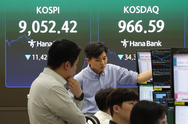 코스피가 19일 장 초반 사상 최고치를 기록한 후 반락해 약세로 마감했다.