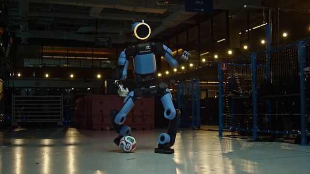 현대자동차가 FIFA 월드컵 2026의 공식 파트너로서 보스턴다이내믹스의 휴머노이드 로봇 '아틀라스'가 축구 동작 학습을 통해 로보틱스 기술을 고도화해 나가는 과정을 담은 '스쿨 오브 풋볼' 캠페인 영상을 지난달 29일 공개했다./현대차그룹