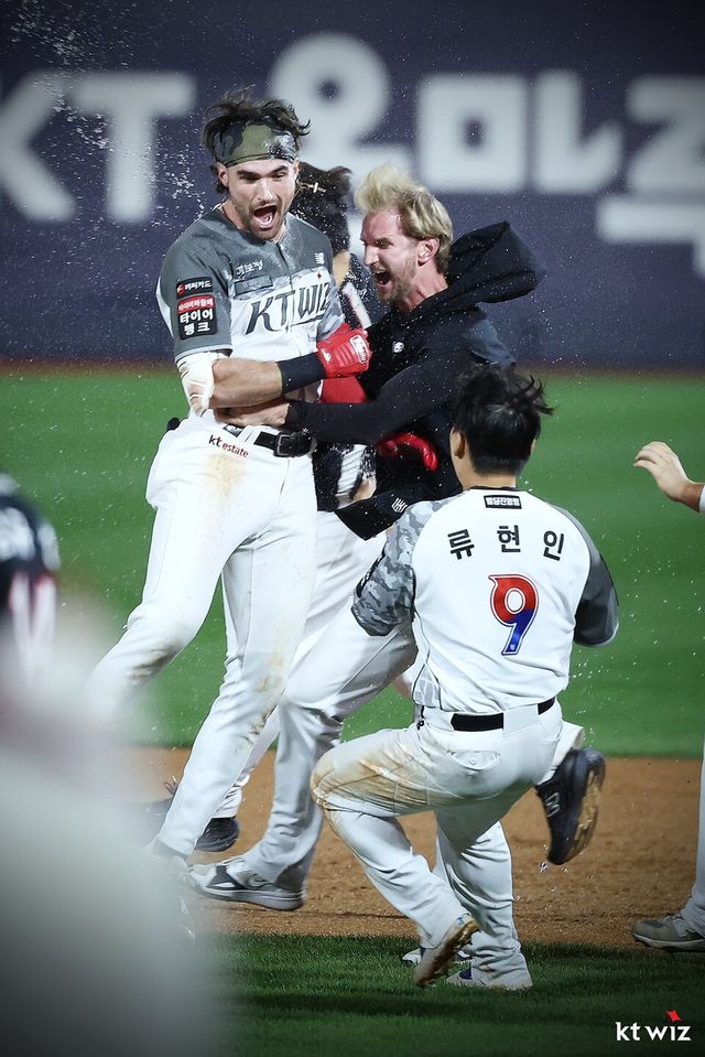 KT 선수단이 20일 KIA전 끝내기 직후 환호하고 있다. /KT 위즈 제공