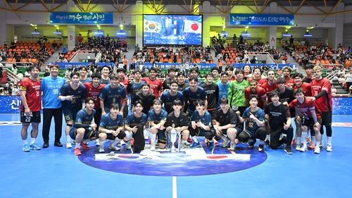 한일 핸드볼 클럽 슈퍼매치서 맞붙은 인천도시공사와 브레이브 킹스 선수들. /한국핸드볼연맹 제공