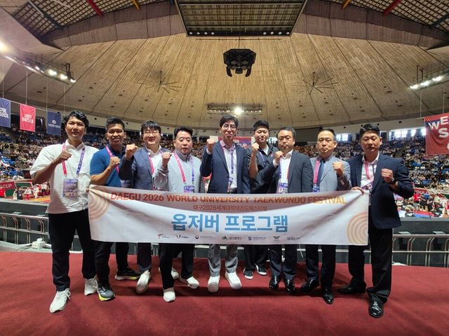 정병기(왼쪽에서 4번째) 사무총장과 박주식 경기운영본부장(왼쪽에서 5번째) 등 조직위 관계자들이 옵저버 프로그램 진행 후 기념 촬영하고 있다. /대구 조직위 제공