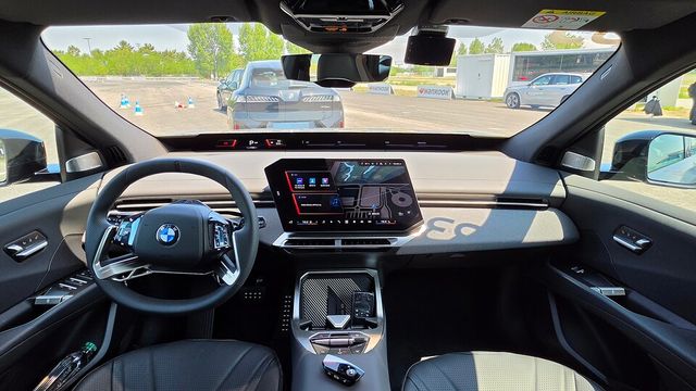 '더 뉴 BMW iX3'의 1열 실내./곽호준 기자