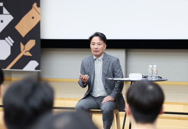 지난 4월 23일 엔씨 판교R&D센터에서 신입 직원들과 CEO와의 대화를 진행하는 김택진 공동대표./엔씨