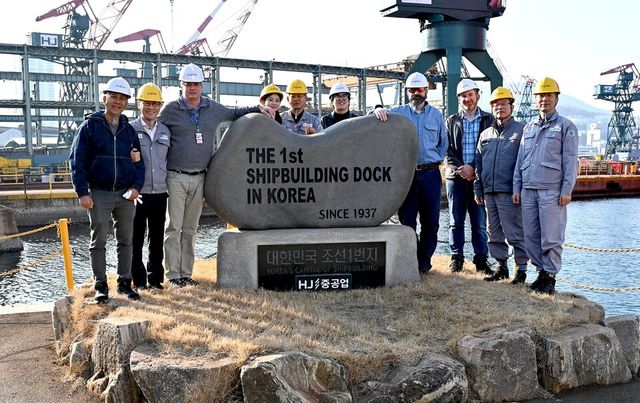 미국 해군 해상수송사령부 선박관리국 부국장과 해군 감독관 일행이 지난 2월 HJ중공업 부산 영도조선소를 방문했다./HJ중공업