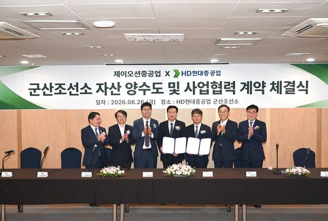 제이오션중공업과 HD현대중공업이 26일 HD현대중공업 군산조선소에서 ‘자산 양수도 및 사업 협력 계약’을 체결했다. 본계약 체결식에 참석한 박희승 의원, 김의겸 의원, 이원택 전북특별자치도지사 당선인, 하화정 제이오션중공업 대표, 금석호 HD현대중공업 사장, 김윤덕 국토교통부 장관, 김재준 군산시장 당선인(왼쪽부터)이 기념 촬영을 하고 있다./HJ중공업