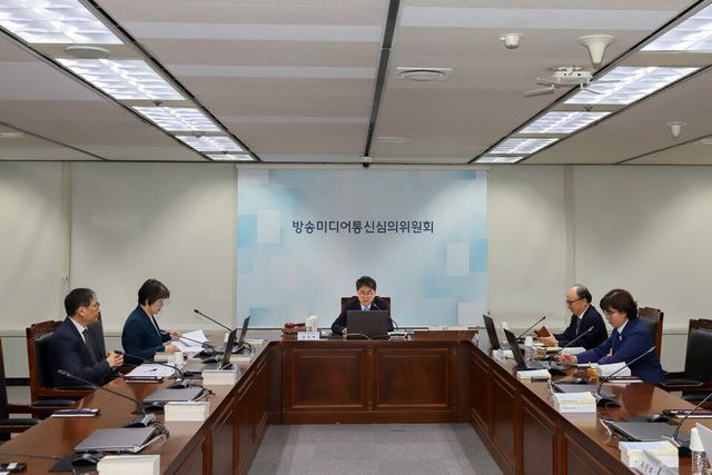 방송통신심의위원회가 글로벌 사회관계망서비스(SNS)에서 은어를 활용해 음성적으로 유통되는 성매매 알선·유도 정보를 대거 적발하고 접속 차단 조치에 나섰다./방미심위