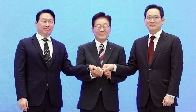 삼성전자와 SK하니익스가 광주광역시를 비롯한 서남권에 800조원 규모의 반도체 투자를 공식화한 가운데 침체됐던 서남권 부동산 시장이 뜨거워질 전망이다.&nbsp; /연합뉴스
