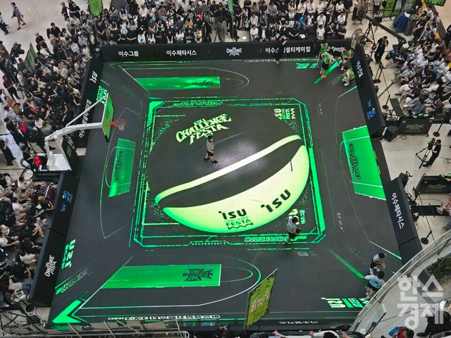지난달 31일 서울 영등포 타임스퀘어에서 열린 제5회 이수챌린지페스타 3X3 2026 모습. LED 농구 코트가 시선을 모은다. /박종민 기자
