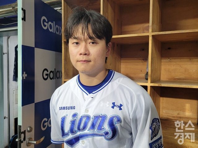 박승규가 2일 대구 삼성라이온즈파크에서 취재진과 인터뷰한 후 촬영에 응하고 있다. /신희재 기자