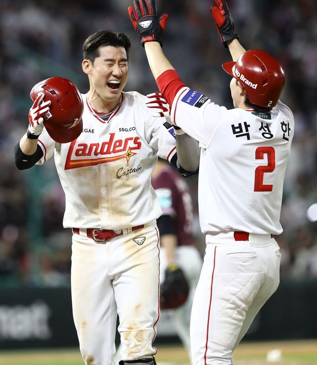 오태곤과 박성한(오른쪽). /SSG 랜더스 제공
