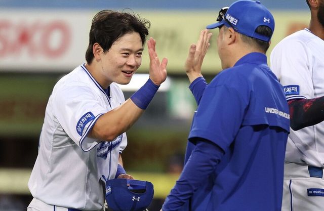 박승규(왼쪽)가 박진만 감독과 하이파이브하고 있다. /삼성 라이온즈 제공