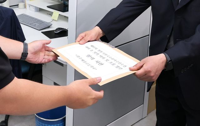 이규연 광주제일고등학교 교장이 30일 서울 대한야구소프트볼협회를 방문해 고교야구대회에서 발생한 상대팀 배재고등학교의 응원 구호 논란과 관련한 항의 서한을 전달하고 있다. /연합뉴스