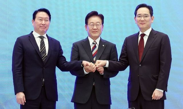 손잡은 이재명 대통령과 이재용ㆍ최태원 회장./연합뉴스