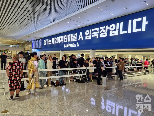 새벽 시간임에도 인천공항 입국장에는 대표팀 귀국을 기다리는 팬들과 취재진, 유튜버 등이 몰렸다. /류정호 기자