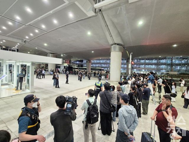 새벽 시간임에도 인천공항 입국장에는 대표팀 귀국을 기다리는 팬들과 취재진, 유튜버 등이 몰렸다. /류정호 기자