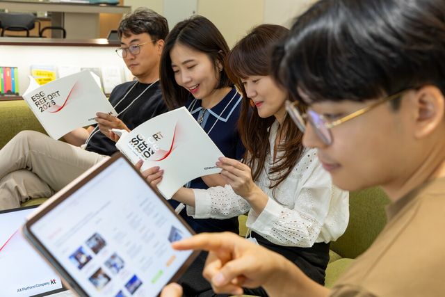 KT가 환경·사회·지배구조(ESG) 분야의 경영 성과와 중장기 전략을 담은 '2026년 ESG 보고서'를 30일 발간했다./KT
