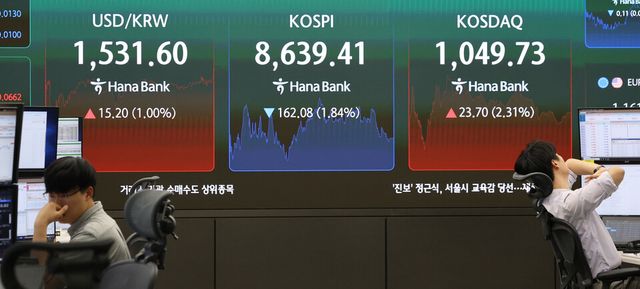 코스피가 4일 고환율 부담에 2% 가까이 내렸다. /사진=연합뉴스