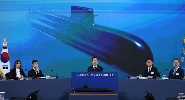 이재명 대통령이 지난달 26일 경남 창원시 진해구에서 열린 제1회 미래국방전략위원회에서 핵추진잠수함 개발 기본계획 보고를 받고 있다./연합뉴스