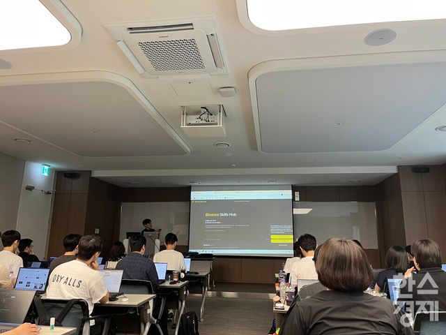 키움증권 리테일전략팀 이재혁 주임이 4일 여의도 본사에서 열린 '키움 디지털 아카데미(KDA)' 4기 교육에서 강의하고 있다. /사진=김유진 기자