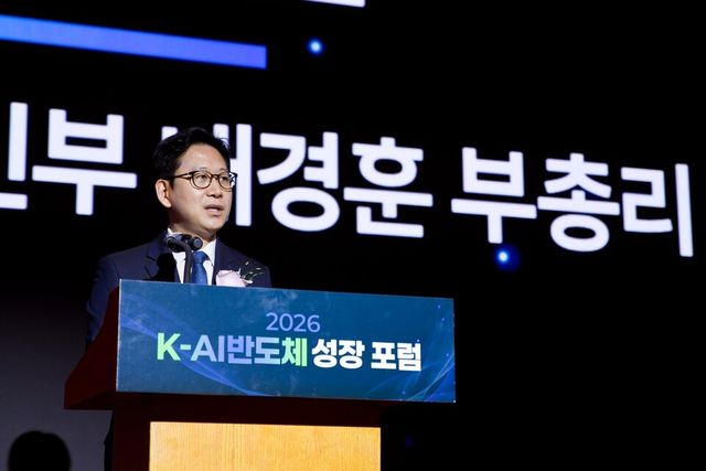 배경훈 부총리 겸 과학기술정보통신부 장관이 4일 오전 서울 중구 롯데호텔에서 열린 '2026 K-AI반도체 성장 포럼' 에서 인사말을 하고 있다./과학기술정보통신부