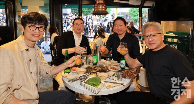 젠슨 황 엔비디아 최고경영자(CEO)가 5일 오후 서울 마포구 홍익대학교 인근의 삼겹살집에서 기업 총수들과 회동을 하고 있다. 이해진(왼쪽부터) 네이버 의장, 구광모 LG그룹 회장, 최태원 SK그룹 회장, 젠슨 황 엔비디아 최고경영자(CEO) ./이호형 기자&nbsp; leemario@sporbiz.co.kr 2026.06.05
