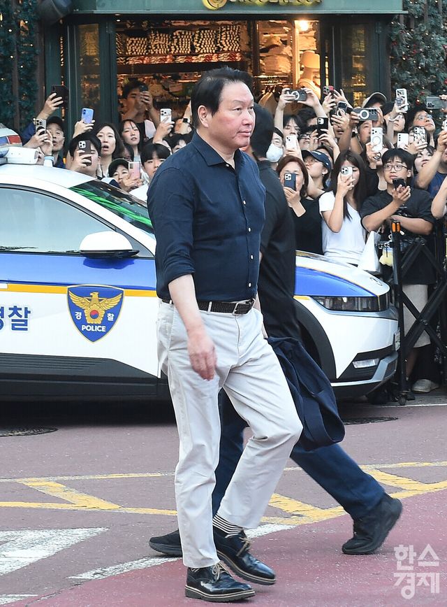 최태원 SK그룹 회장이 5일 오후 서울 마포구 홍대입구역 인근 삼겹살 전문점에서 젠슨 황 엔비디아 최고경영자(CEO), 구광모 LG그룹 회장, 이해진 네이버 글로벌투자책임자(GIO)와 이른바 ‘삼겹살 회동’을 위해 이동하고 있다./ 이호형 기자 leemario@sporbiz.co.kr 2026.06.05