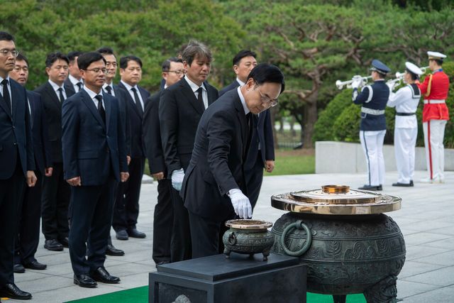 이용배 현대로템 대표가 지난 4일 국립서울현충원 현충탑에서 순국선열 및 호국영령에 분향하고 있다./현대로템