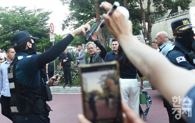 젠슨 황 엔비디아 최고경영자(CEO)가 5일 오후 서울 마포구 홍대입구역 인근 삼겹살 전문점 에서 최태원 SK그룹 회장, 구광모 LG그룹 회장, 이해진 네이버 글로벌투자책임자(GIO)와 이른바 ‘삼겹살 회동’을 하기 앞서 팬들에게 인사를 하고 있다./ 이호형 기자 leemario@sporbiz.co.kr 2026.06.05