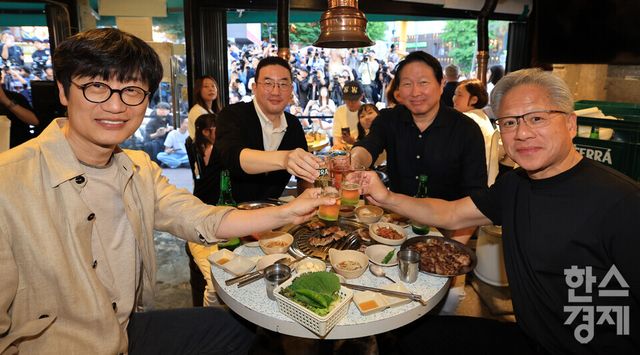 젠슨 황 엔비디아 최고경영자(CEO)가 5일 오후 서울 마포구 홍익대학교 인근의 삼겹살집에서 기업 총수들과 회동, 잔을 부딪치고 있다. 이해진(왼쪽부터) 네이버 의장, 구광모 LG그룹 회장, 최태원 SK그룹 회장, 젠슨 황 엔비디아 최고경영자(CEO). /이호형 기자 leemario@sporbiz.co.kr 2026.06.05