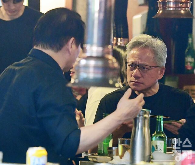 젠슨 황 엔비디아 최고경영자(CEO)가 5일 오후 서울 마포구 홍대입구역 인근 삼겹살 전문점&nbsp; 회동에서&nbsp; 최태원 SK그룹 회장의 의견을 경청 하고 있다./ 이호형 기자 leemario@sporbiz.co.kr 2026.06.05