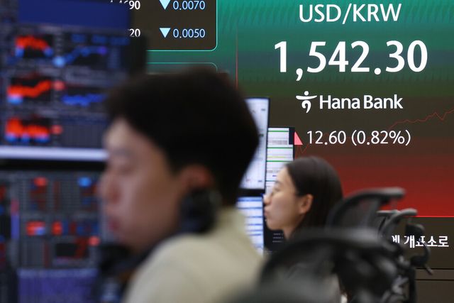 외국인 투자자의 순매도가 19거래일째 이어지면서 원·달러 환율이 5일 장중 1540원을 넘어섰다. /사진=연합뉴스