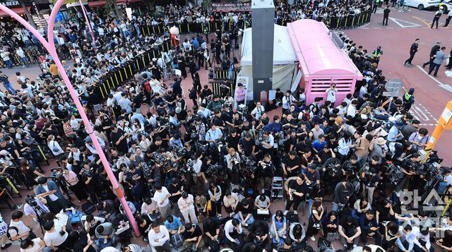 취재진들이 5일 오후 서울 마포구 홍대입구역 인근 삼겹살 전문점에서 열린 젠슨 황 엔비디아 최고경영자(CEO), 최태원 SK그룹 회장,구광모 LG그룹 회장, 이해진 네이버 글로벌투자책임자(GIO)와 이른바 ‘삼겹살 회동’ 취재를 하고 있다./ 이호형 기자 leemario@sporbiz.co.kr 2026.06.05