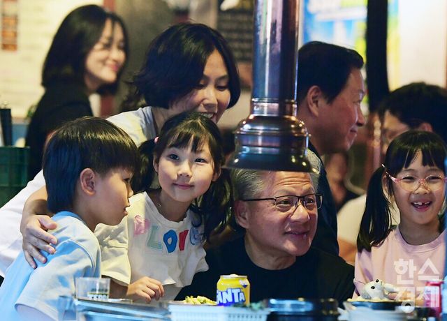 젠슨 황 엔비디아 최고경영자(CEO)가 5일 오후 서울 마포구 홍대입구역 인근 삼겹살 전문점 에서 최태원 SK그룹 회장, 구광모 LG그룹 회장, 이해진 네이버 글로벌투자책임자(GIO)와 이른바 ‘삼겹살 회동’에 앞서 손님들과 기념촬영을 하고 있다./ 이호형 기자 leemario@sporbiz.co.kr 2026.06.05