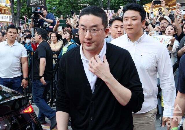 구광모 LG그룹 회장이 5일 오후 서울 마포구 홍대입구역 인근 삼겹살 전문점 ‘형님 저요’에서젠슨 황 엔비디아 최고경영자(CEO),최태원 SK그룹 회장 , 이해진 네이버 글로벌투자책임자(GIO)와 이른바 ‘삼겹살 회동’을 위해 이동하고 있다./ 이호형 기자 leemario@sporbiz.co.kr 2026.06.05