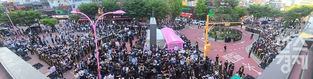 취재진들이 5일 오후 서울 마포구 홍대입구역 인근 삼겹살 전문점에서 열린 젠슨 황 엔비디아 최고경영자(CEO), 최태원 SK그룹 회장,구광모 LG그룹 회장, 이해진 네이버 글로벌투자책임자(GIO)와 이른바 ‘삼겹살 회동’ 취재를 하고 있다./ 이호형 기자 leemario@sporbiz.co.kr 2026.06.05
