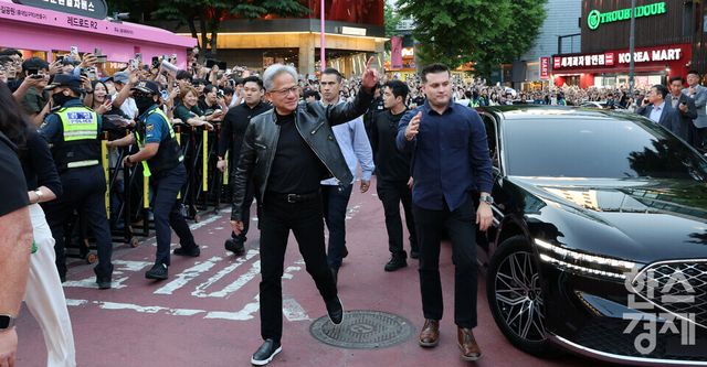 젠슨 황 엔비디아 최고경영자(CEO)가 5일 오후 서울 마포구 홍대입구역 인근 삼겹살 전문점 에서 최태원 SK그룹 회장, 구광모 LG그룹 회장, 이해진 네이버 글로벌투자책임자(GIO)와 이른바 ‘삼겹살 회동’을 하기 앞서 팬들에게 인사를 하고 있다./ 이호형 기자 leemario@sporbiz.co.kr 2026.06.05