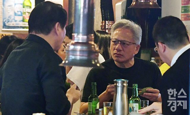 젠슨 황 엔비디아 최고경영자(CEO)가 5일 오후 서울 마포구 홍대입구역 인근 삼겹살 전문점 에서 최태원 SK그룹 회장, 구광모 LG그룹 회장, 이해진 네이버 글로벌투자책임자(GIO)와 이른바 ‘삼겹살 회동’을 하고 있다./ 이호형 기자 leemario@sporbiz.co.kr 2026.06.05